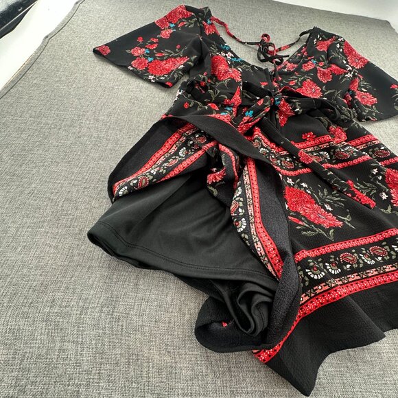 NEW! Miami By Francesca's Romper Small Floral V-Neck Black Red Figure Flattering - Picture 13 of 16